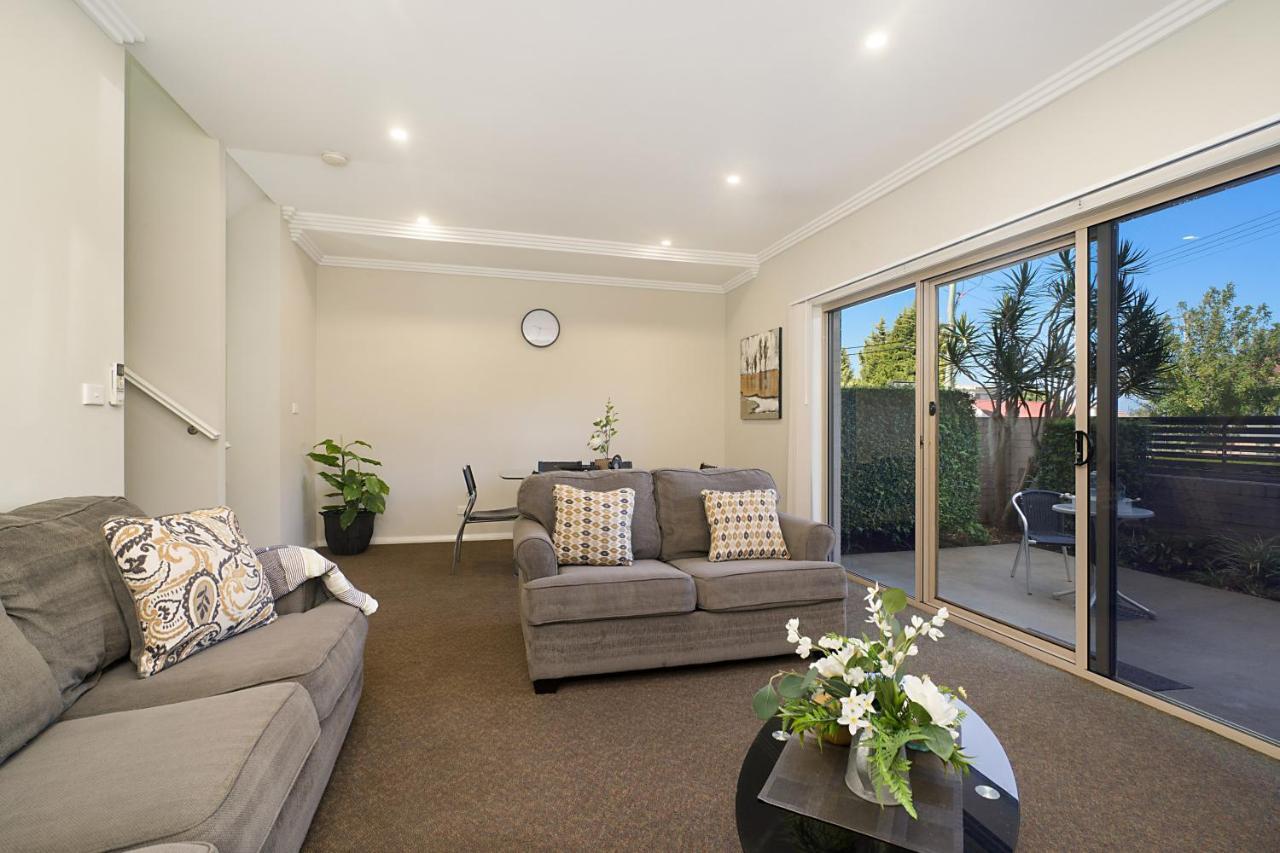 Newcastle Short Stay Accommodation - Birmingham Garden Townhouses מראה חיצוני תמונה