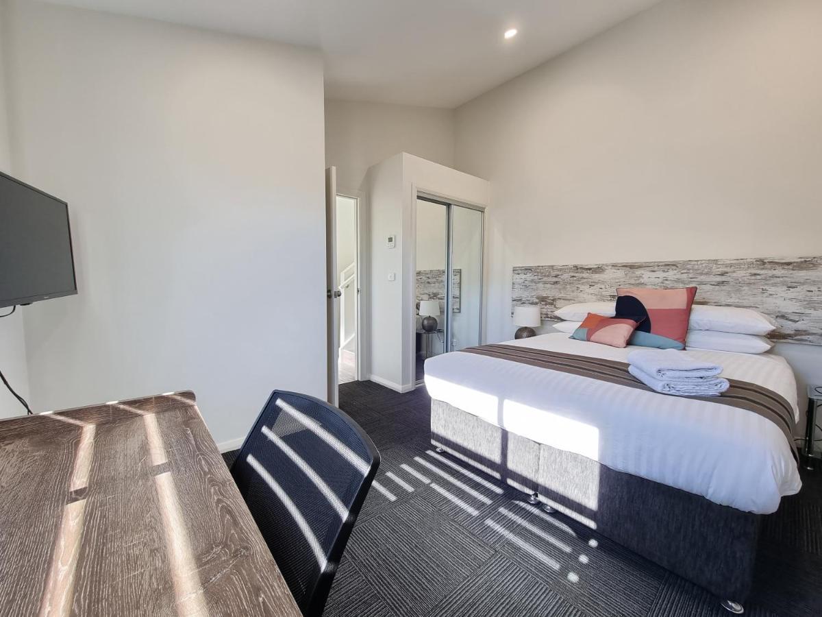 Newcastle Short Stay Accommodation - Birmingham Garden Townhouses מראה חיצוני תמונה