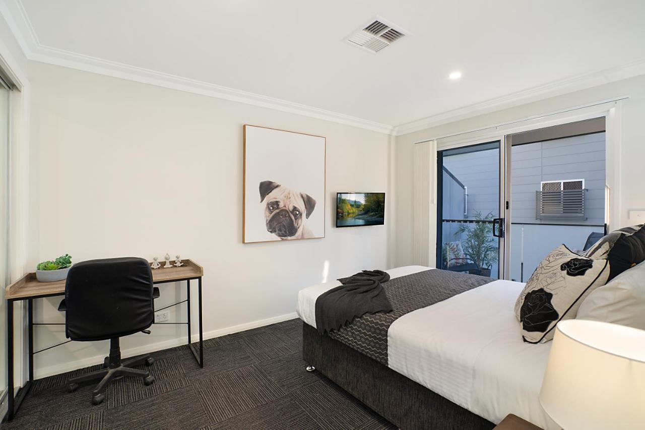 Newcastle Short Stay Accommodation - Birmingham Garden Townhouses מראה חיצוני תמונה