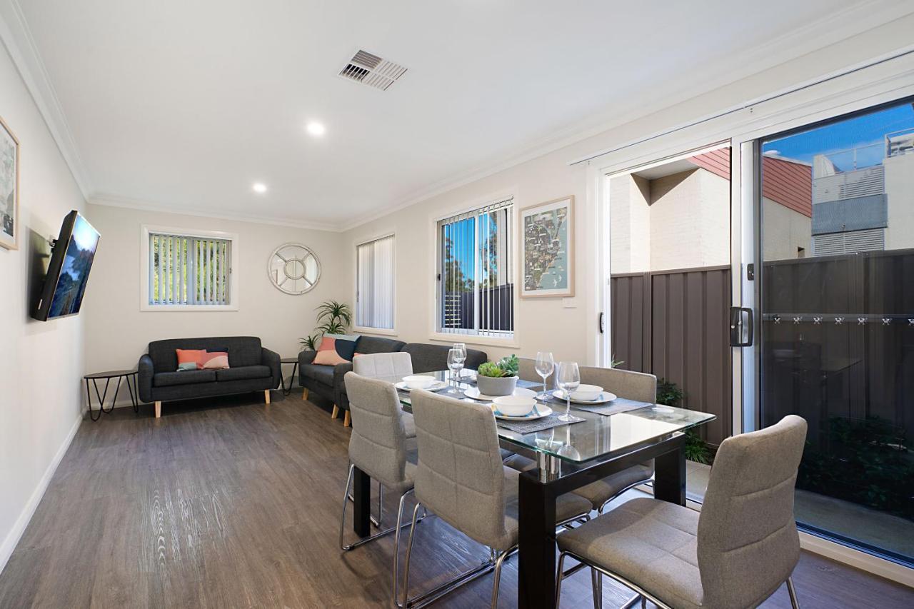 Newcastle Short Stay Accommodation - Birmingham Garden Townhouses מראה חיצוני תמונה