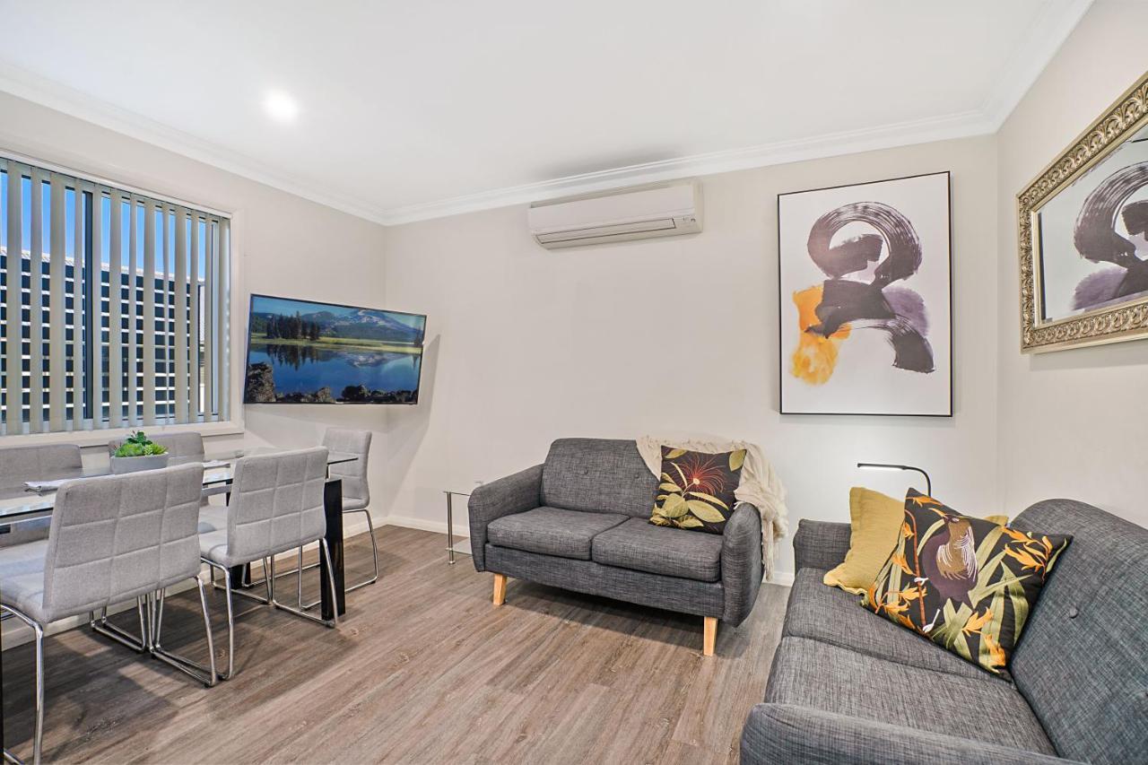 Newcastle Short Stay Accommodation - Birmingham Garden Townhouses מראה חיצוני תמונה